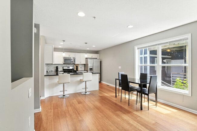 Foto del edificio - 2424 Lyndale Ave S