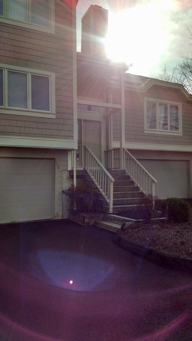 Building Photo - 135 Lake Pl S