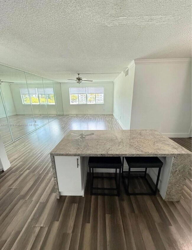 Foto del edificio - 14840 Naranja Lakes Blvd