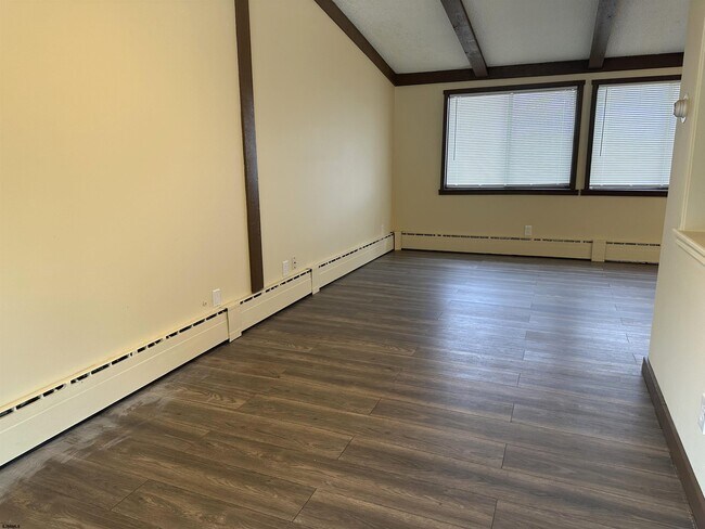 Building Photo - 107 Gladstone Ave