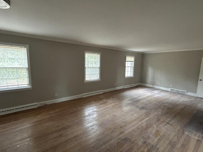 Building Photo - 2112 Villa Dr