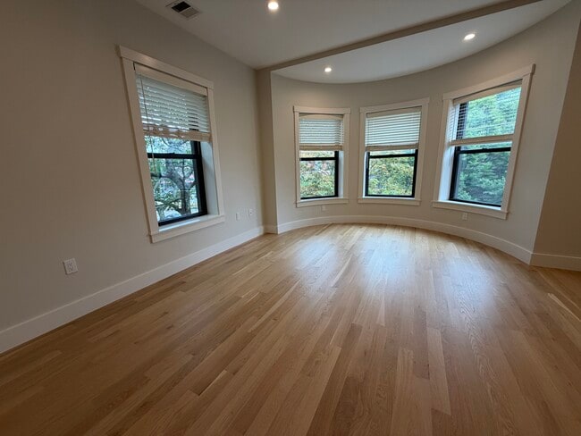 Building Photo - 33 Longwood Ave