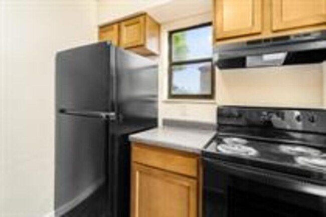 Building Photo - 2392 Belcher Dr