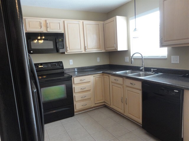 Foto del edificio - 2058 River Birch Dr