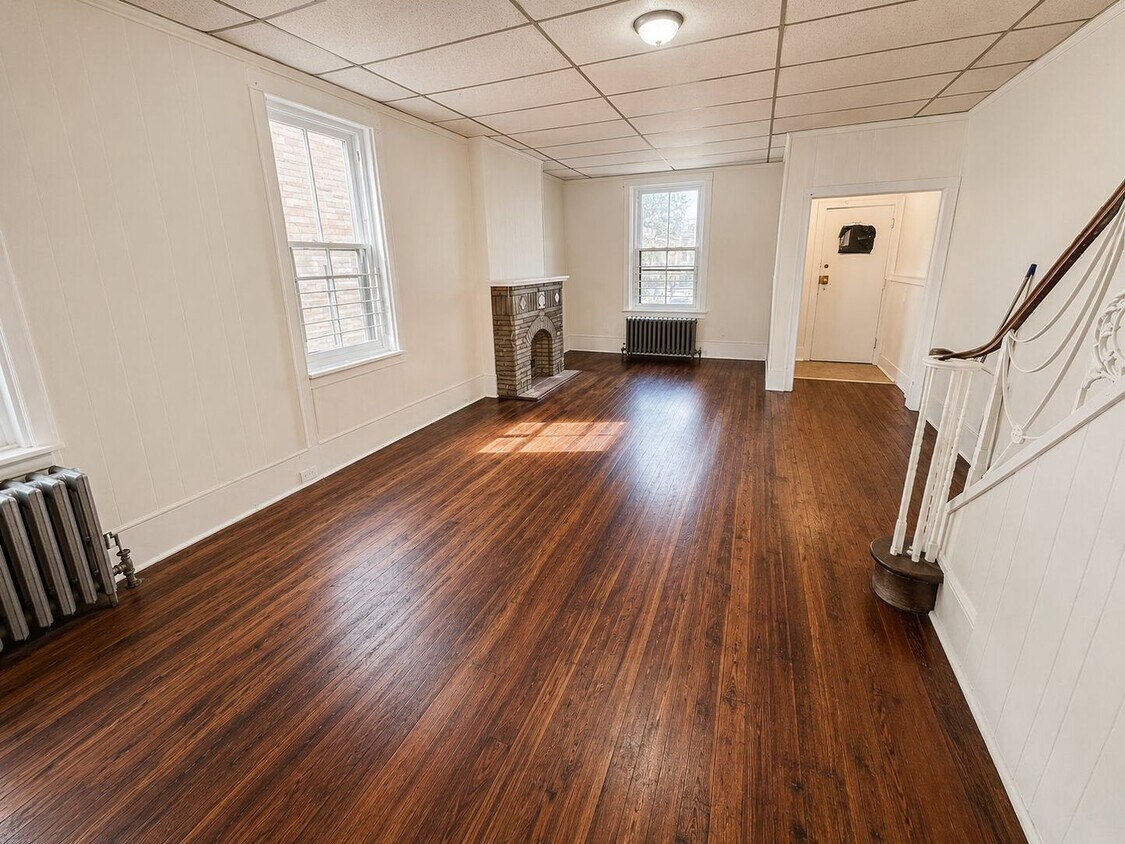 Building Photo - Spacious 4-Bedroom Home with Hardwood Floors, In-Unit Laundry & Pet-Friendly Living