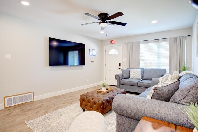 Building Photo - 5709 Walraven Cir