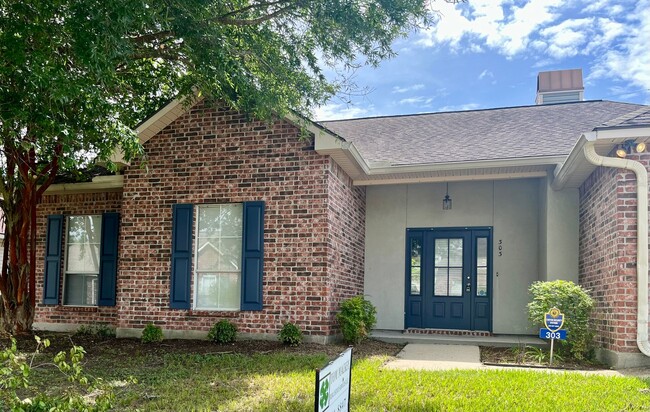 Building Photo - Beautiful home off Burbank Ready for you