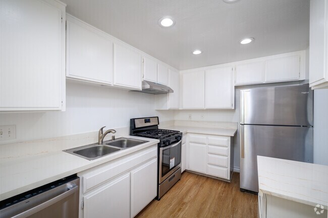 2 habitaciones, 2 baños - 1000 pies cuadrados - Cocina - Sunset Drive Apartments