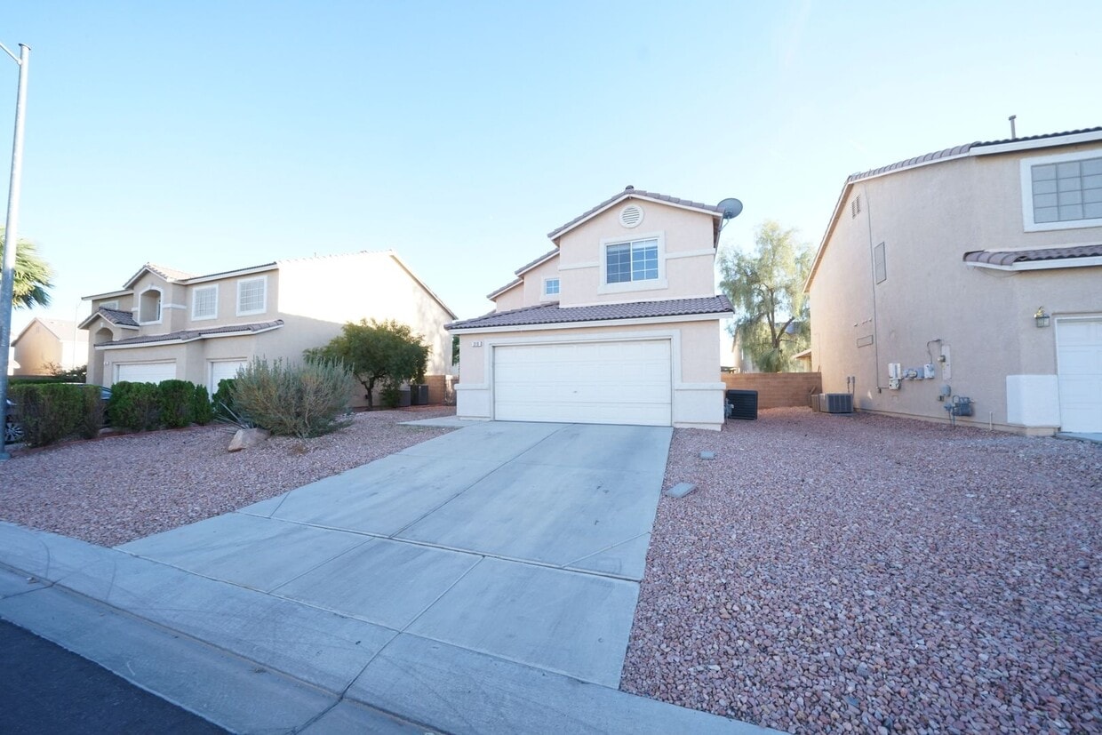Primary Photo - Great 3 bed 2.5 bath two story home in gat...