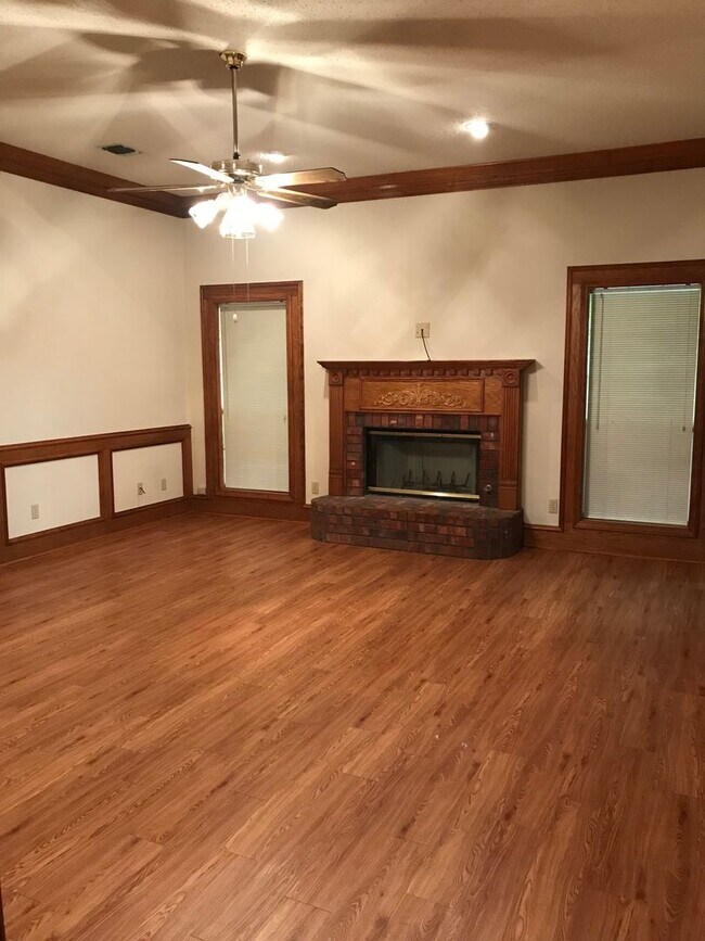 Building Photo - Beautiful Brick Home off Williamson Way in...