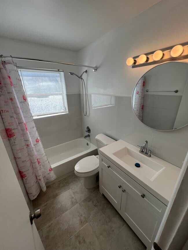 Bathroom - 2627 Lincoln St