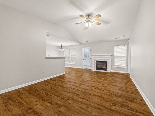 Foto del edificio - 129 Bathurst Ln