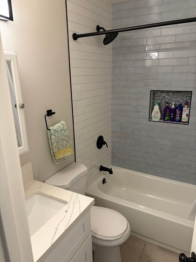 Building Photo - 808 Laurelwood Ct