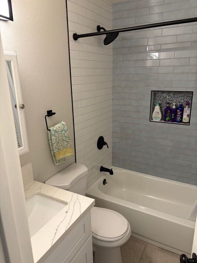 Foto del edificio - 808 Laurelwood Ct