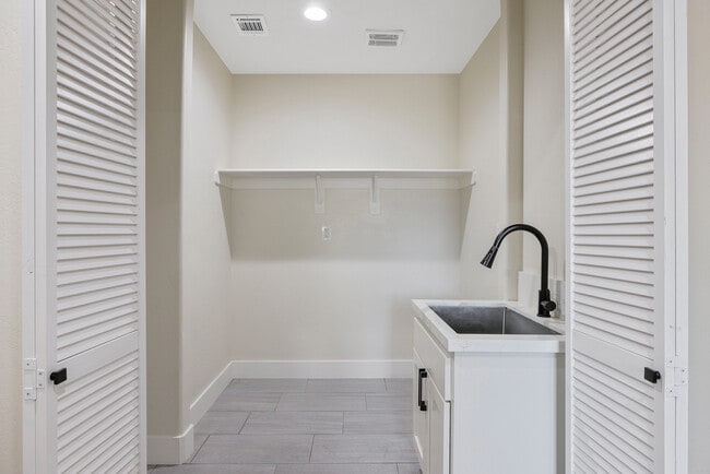 Building Photo - 616 W Vassar Ave