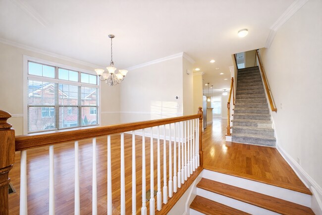 Foto del edificio - Gated Johns Creek End-Unit Townhome | 3BR / 3.5BA | Minutes to Avalon & GA-400