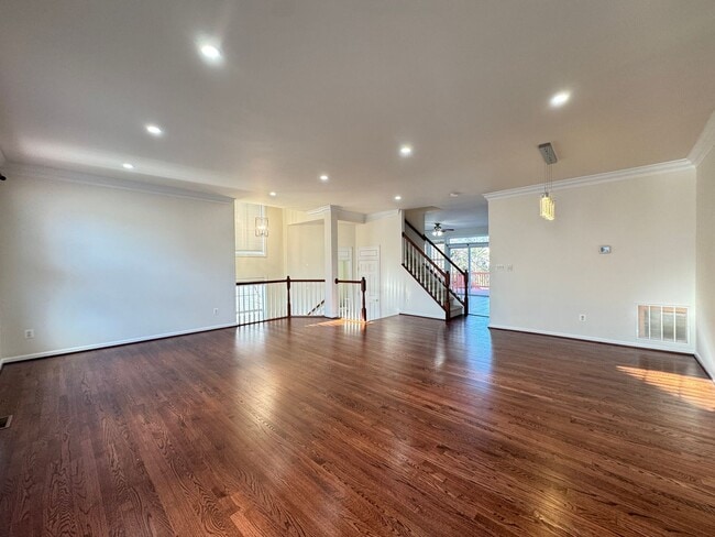 Building Photo - Stunning 3 Bed 3.5 Bath End-Unit Townhome In Desired Potomac Lakes