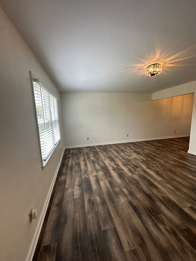 Building Photo - Freshly Renovated 3Bed / 2Bath Home with F...
