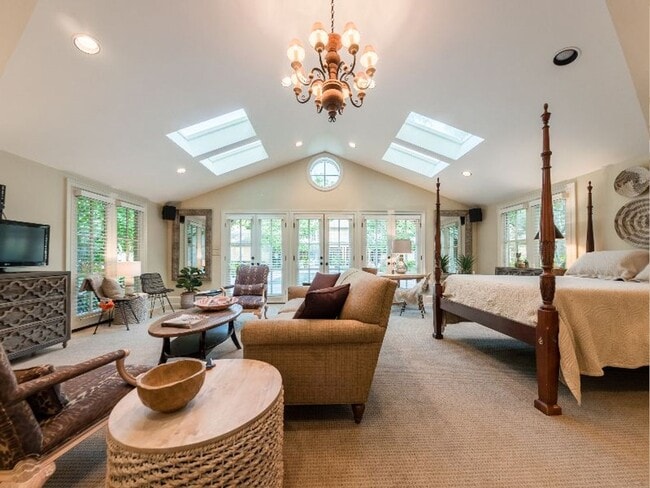 Building Photo - Charming Guest House in East Memphis