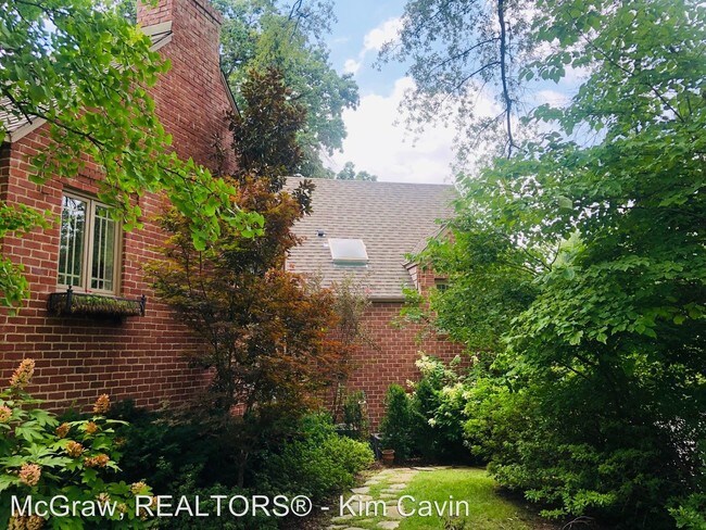 Building Photo - 3 br, 3.5 bath House - 302 E. 29th St.