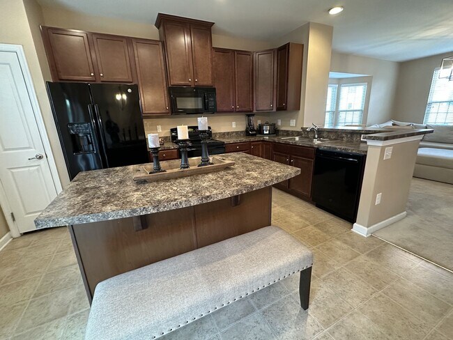 Building Photo - Like New Spacious End-Unit East-End Townho...