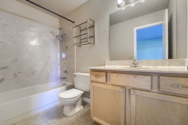 Building Photo - 1 Bed 1 Bath Unit Available August 2025