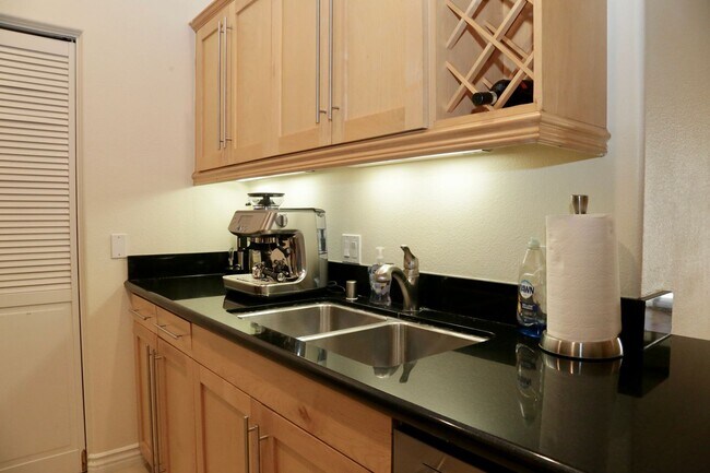 Foto del edificio - ONE BEDROOM CONDO WITH LUXURY AMENITIES