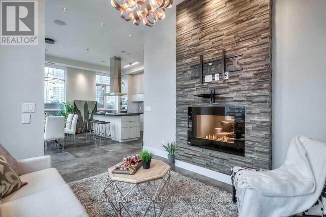 Building Photo - 318 Richmond St W