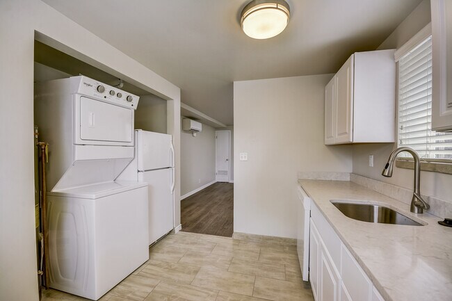 Photo - 554 S Douglas St Apartments