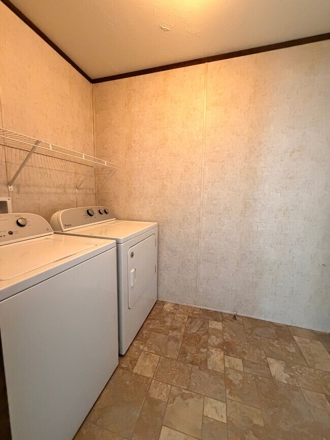 Foto del edificio - 220 Lakeshore Cir