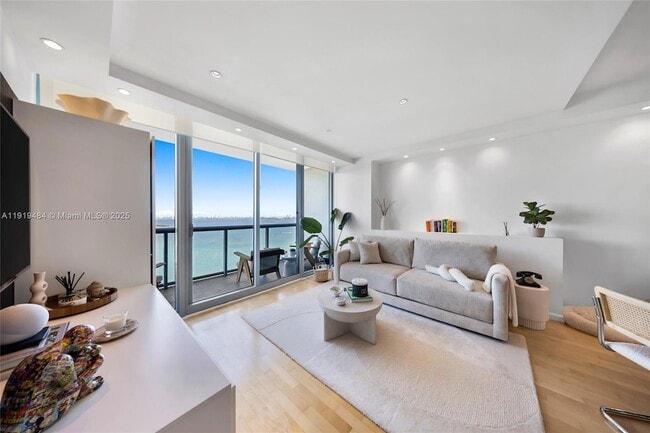 Foto del edificio - 601 NE 36th St