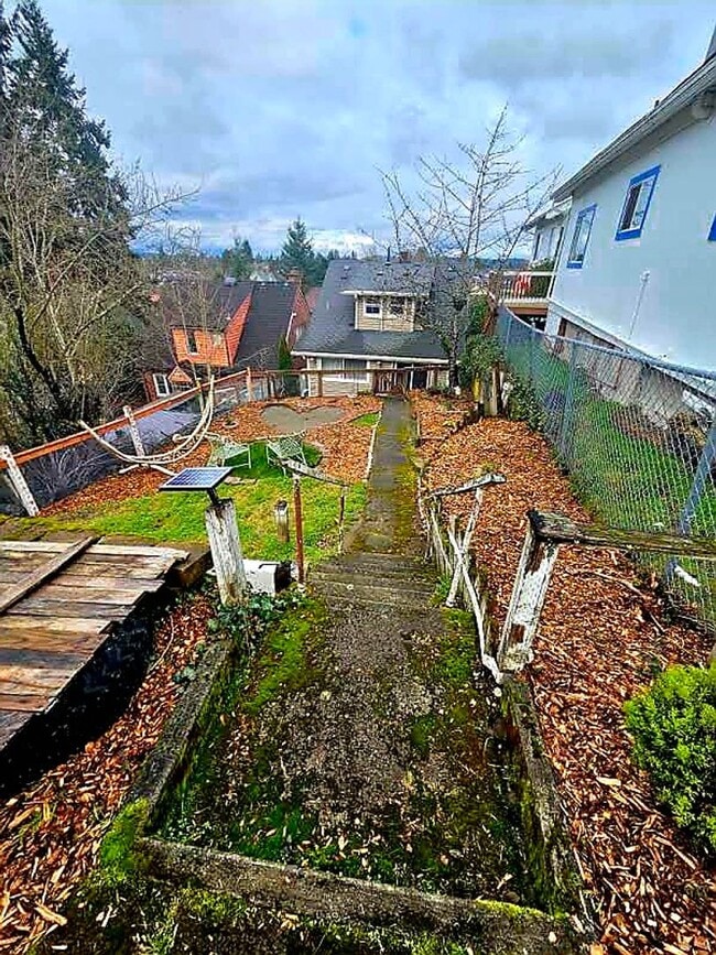 Building Photo - Charming 2 bed in great location!