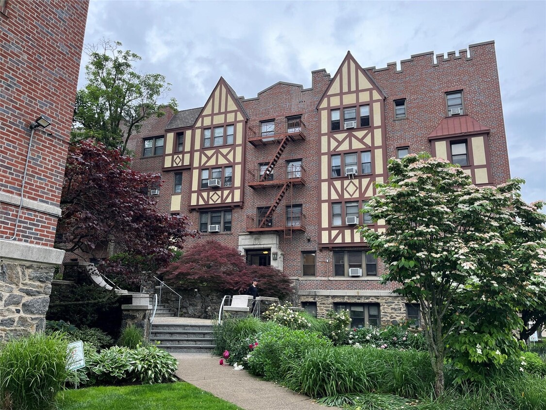 Building Photo - 604 Tompkins Ave