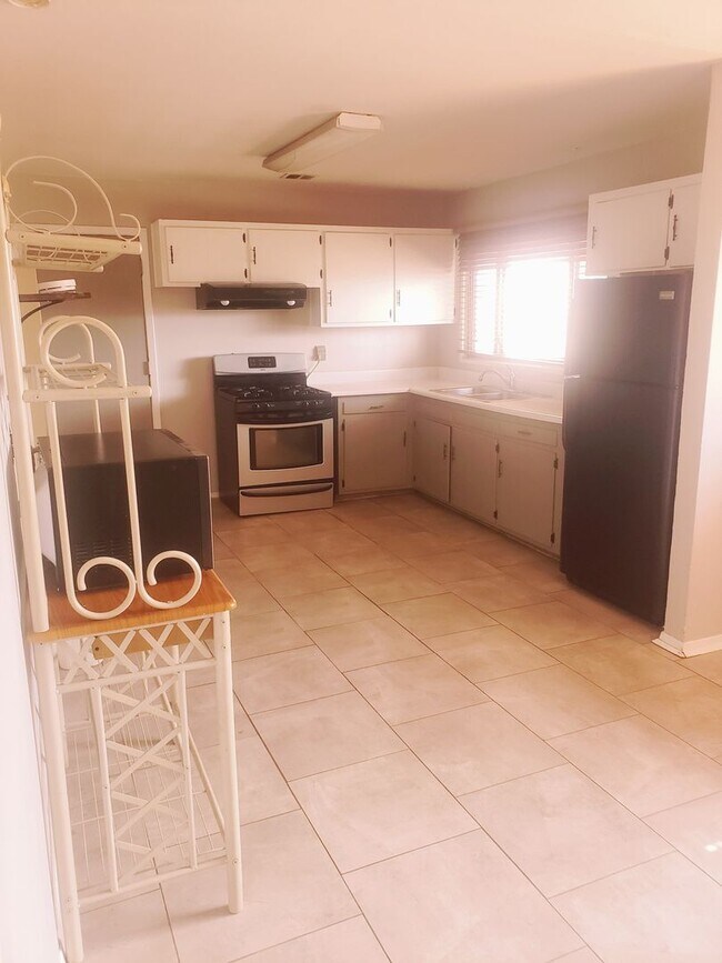 Building Photo - Super cute Northeast Heights home on a lar...
