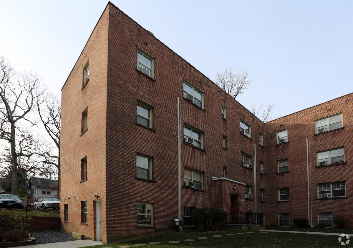 Building Photo - Manor Circle Apartments