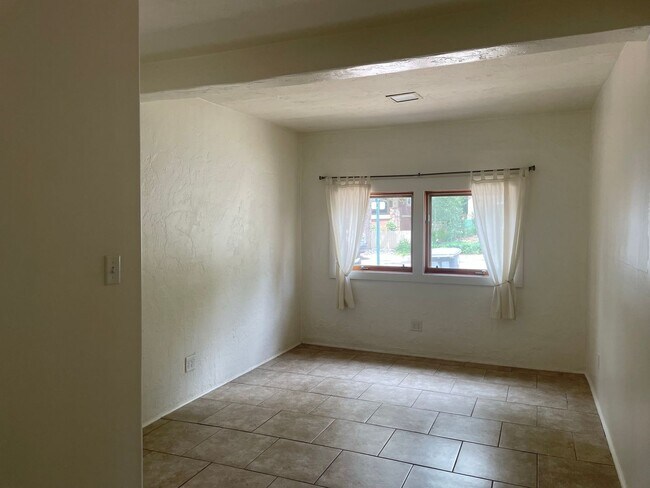 Foto del edificio - Charming 3BR Home Downtown | Hardwood Floors + In-Unit Washer/Dryer