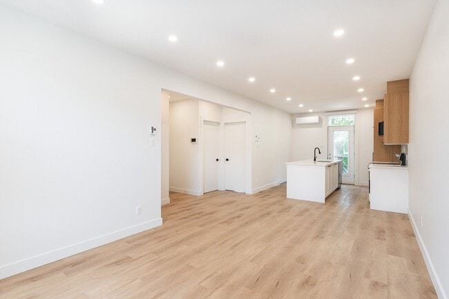 Building Photo - 297 Rue de Courcelle