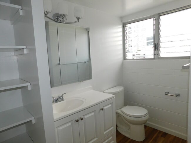 Building Photo - Spacious 2-Bedroom 1-Bath and 1-Parking at...