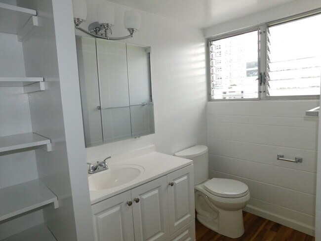 Foto del edificio - Spacious 2-Bedroom 1-Bath and 1-Parking at...