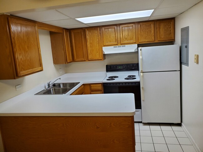 Building Photo - 230 Springhill Dr