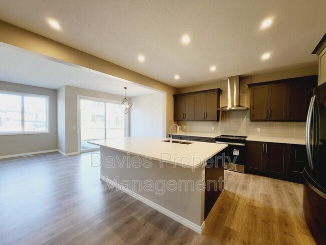 Photo du bâtiment - 15836-15830 30 Ave SW