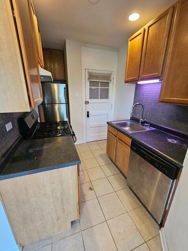 Foto del edificio - 1243 W Henderson St