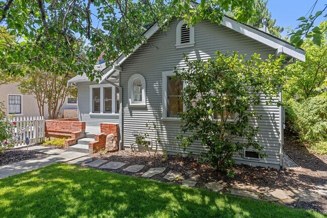 Building Photo - Charming 2BR Cottage in Premier Crescent P...