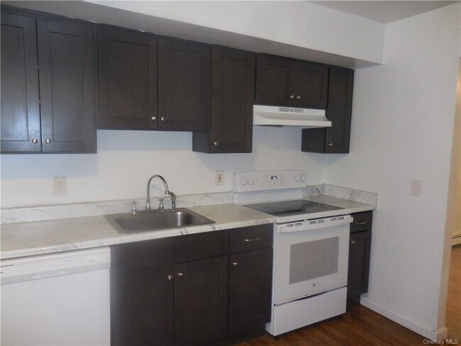 Foto del edificio - 24 Brewster Rd