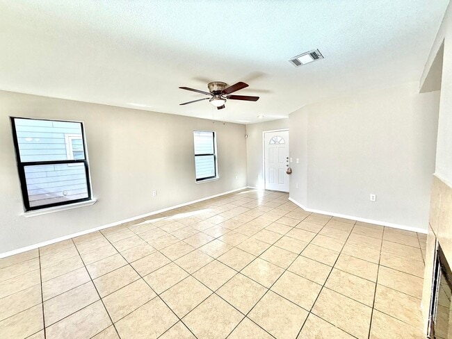 Foto del edificio - Beautiful Two-Story Home for Lease in South Austin