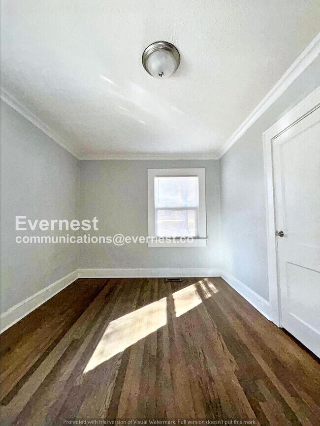 Foto del edificio - 8825 McClure Cir