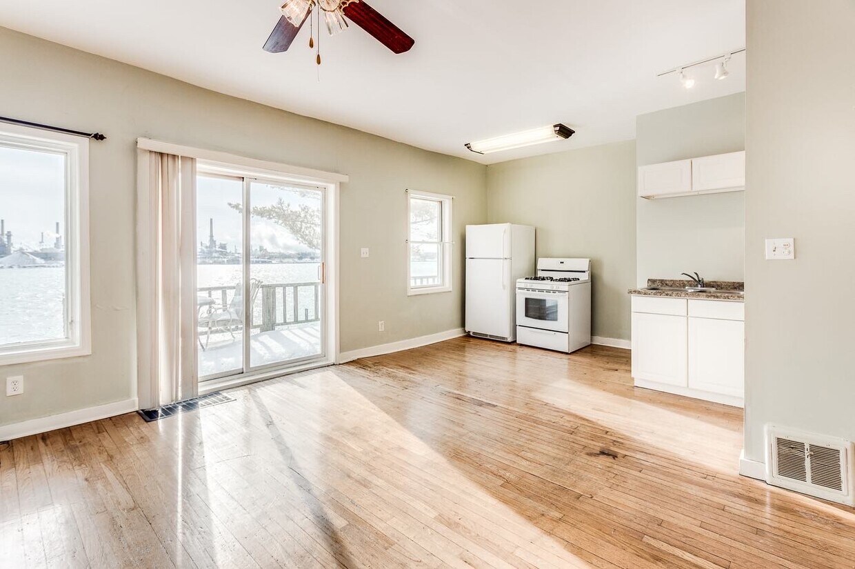 Foto principal - 2430 Military St