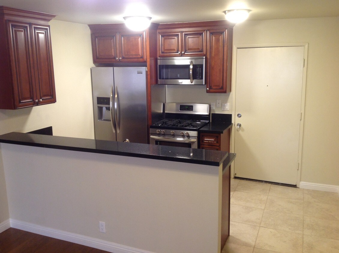 Foto principal - 1340 N Curson Ave