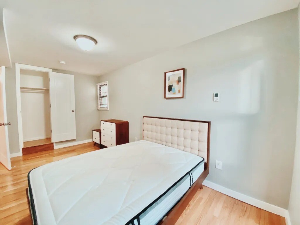 Foto del edificio - Furnished room/NOT APARTMENT
