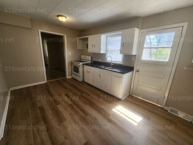 Foto del edificio - 957 N Old Manor Rd